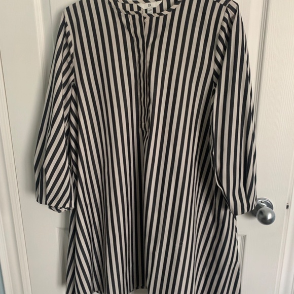 Banana Republic Black and Cream Striped Top or Dress -Size Small - Picture 2 of 3
